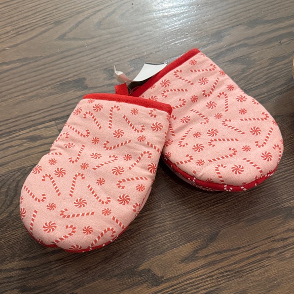 Max Studio Red and Pink Candy Cane Oven Mitts - Picture 2 of 3